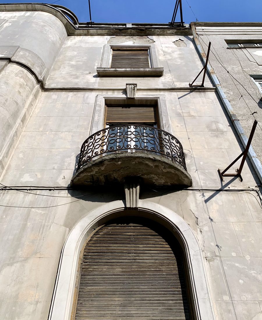 Façade parisienne et balcons en fer forgé