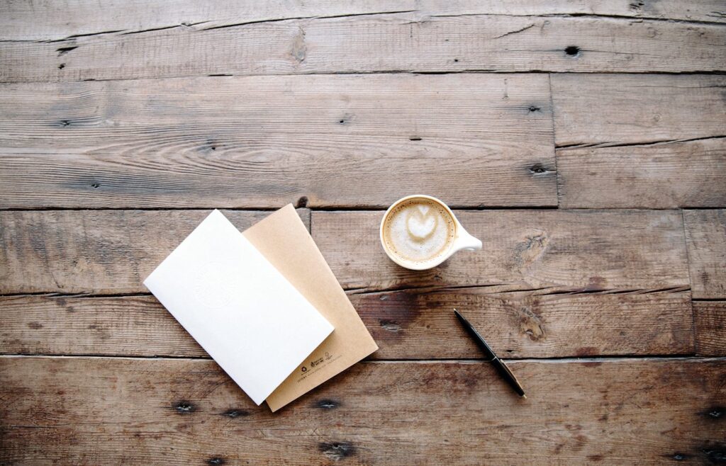 Carnet de notes et loupe sur une table de travail