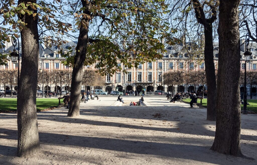 Arcades et façades de la place des Vosges à Paris